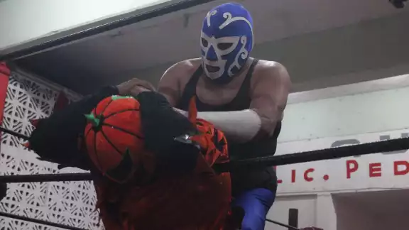 Huracán hizo sufrir a Halloween contra el encordado del cuadrilátero. Huracán hizo sufrir a Halloween contra el encordado del cuadrilátero.