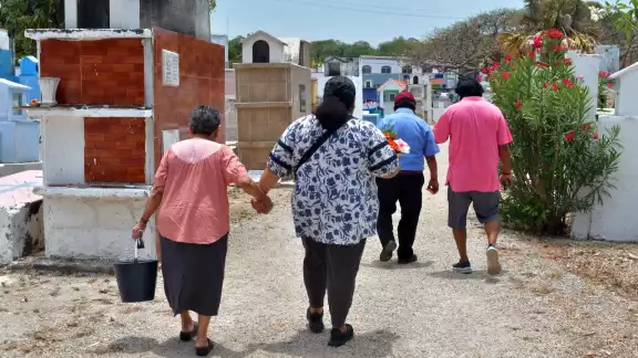 Los panteones de Campeche se llenaron de vida con flores, veladoras y visitas en el Día de las Madres.