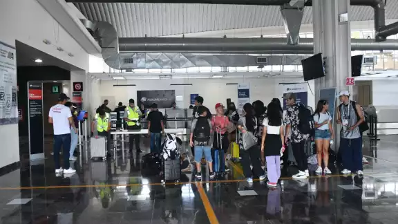 Viajeros sudan la gota gorda en el aeropuerto de Campeche Viajeros sudan la gota gorda en el aeropuerto de Campeche