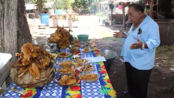 Alfonso sacrificó cuatro pavos, una pava y ocho pollos, aves que fueron criadas en su traspatio.