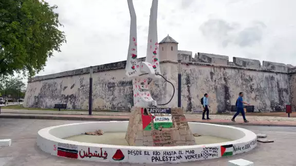 Intervienen monumento del Águila en Campeche con mensajes en apoyo a Palestina