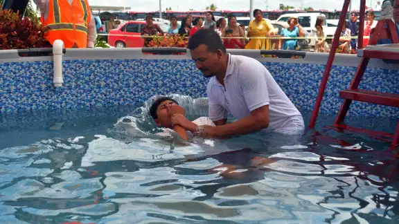 Fueron 68 personas las que fueron bautizadas en público tras aceptar a Jesucristo.