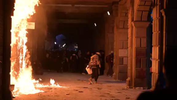 Los grupos de choque vandalizaron y prendieron fuego en algunos negocios.