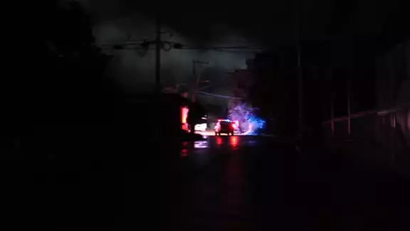 Un cable de media tensión de la CFE se reventó en Hopelchén tras un aguacero y fuertes vientos, dejando sin energía eléctrica a la zona por más de 16 horas. Un cable de media tensión de la CFE se reventó en Hopelchén tras un aguacero y fuertes vientos, dejando sin energía eléctrica a la zona por más de 16 horas.