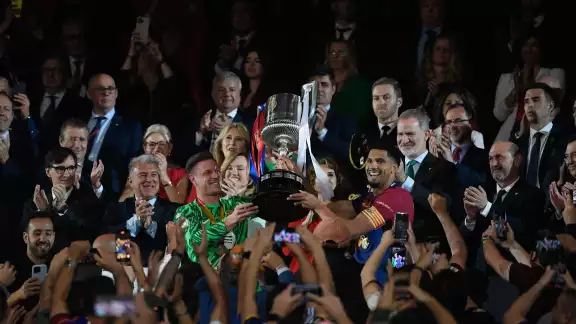 El Rey Felipe VI de España entregó el trofeo a los campeones. El Rey Felipe VI de España entregó el trofeo a los campeones.
