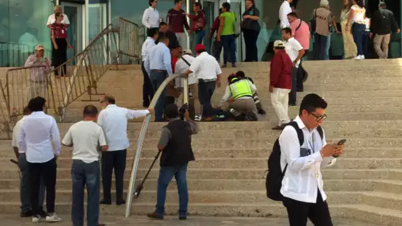Hombre se cae en escaleras del Centro de Convenciones Campeche XXI y sufre herida leve Hombre se cae en escaleras del Centro de Convenciones Campeche XXI y sufre herida leve