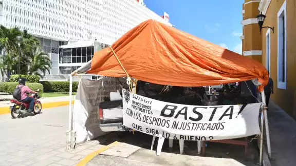 Los extrabajadores del Ayuntamiento de Campeche se reunieron con diputados para discutir su reinstalación laboral