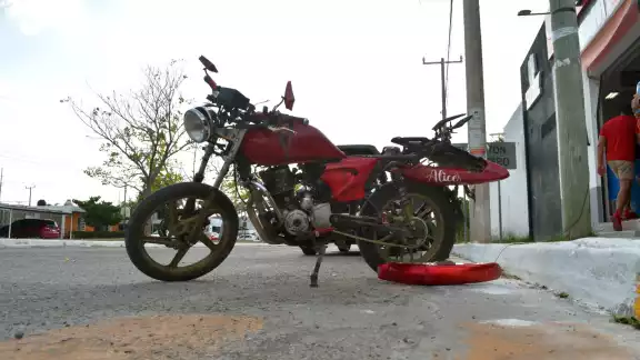 La motocicleta fue impactada por el auto, mientras que el conductor salió proyectado. La motocicleta fue impactada por el auto, mientras que el conductor salió proyectado.