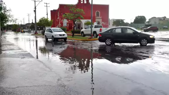 Las lluvias moderadas a fuertes generaron encharcamientos en zonas bajas de la ciudad, como la Avenida Álvaro Obregón. Las lluvias moderadas a fuertes generaron encharcamientos en zonas bajas de la ciudad, como la Avenida Álvaro Obregón.