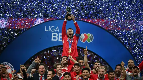 El Toluca logró derrotar al América y levantar la copa de su 11va. liga. El Toluca logró derrotar al América y levantar la copa de su 11va. liga.