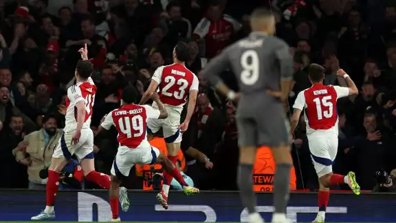 Los Gunners celebraron junto a su afición el triunfo contundente que lograron frente al Madrid. Los Gunners celebraron junto a su afición el triunfo contundente que lograron frente al Madrid.