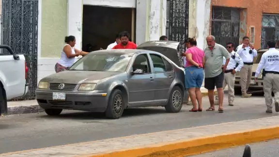 Conductor es detenido por placa falsa; presunto tramitador ligado a oficina estatal Conductor es detenido por placa falsa; presunto tramitador ligado a oficina estatal