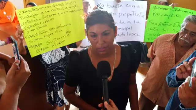 Funcionarios del Ayuntamiento de Campeche acusan a la agente municipal de Nuevo San Antonio Ebulá, Juana Paula López Hernández, de intimidación y acoso