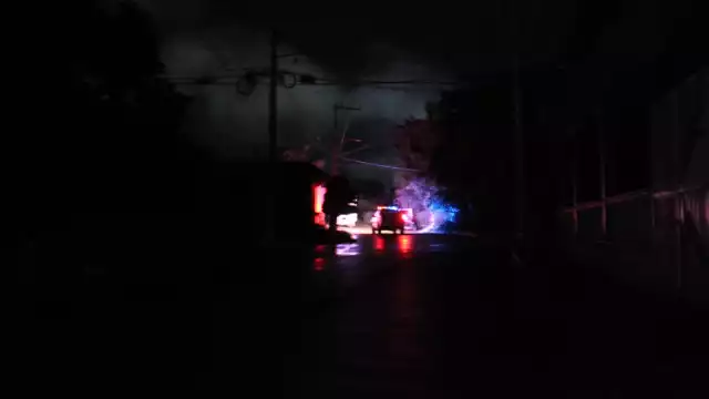 Un cable de media tensión de la CFE se reventó en Hopelchén tras un aguacero y fuertes vientos, dejando sin energía eléctrica a la zona por más de 16 horas.