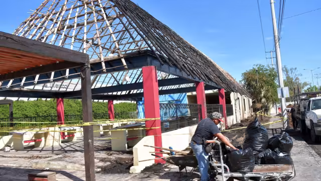 Solicitan reconstruir la palapa con plástico en lugar de huano para evitar futuros incendios