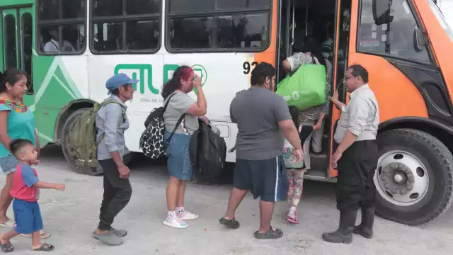 Policía municipal no logró convencer a que evacuaran cientos de pobladores en Telchac Puerto.