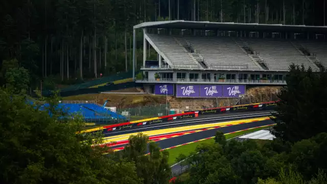 Eau Rouge es una de las curvas más emblemáticas del circuito y de toda la Fórmula 1.