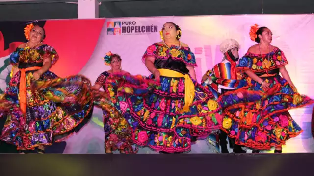 Color, música y tradición: así vivió Hopelchén el 215 aniversario de la Independencia