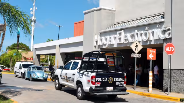 El sospechoso fue observado tomando ropa y escondiéndola entre sus pertenencias.