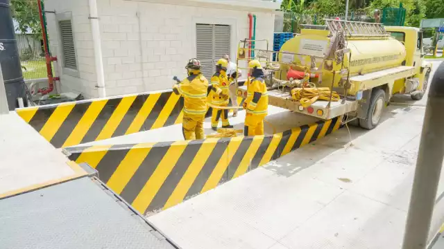 En Candelaria, Protección Civil realizó un simulacro de incendio en una tienda comercial.