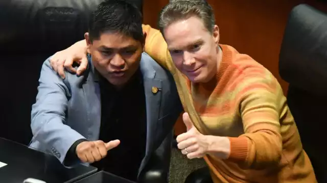 Erasmo Catarino se fotografió con algunos miembros del Senado.