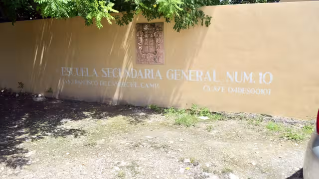 Personal de Por Esto intentó obtener información del director de la escuela