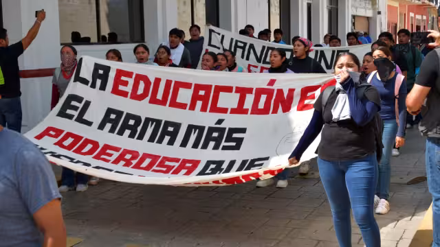 Marchan docentes contra Ley del ISSSTE