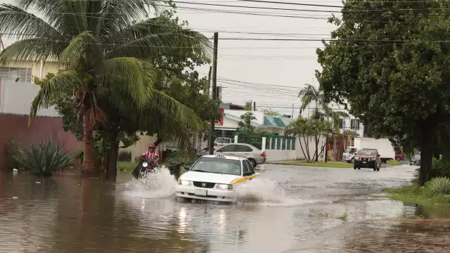 El cruce de avenidas Insurgentes y Chetumal se ve afectado por fuertes encharcamientos.