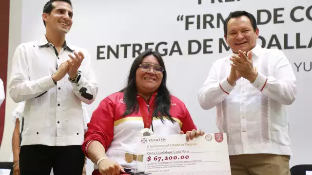 Gilda Cota Vera recibió el Premio Estatal del Deporte y el Mérito Deportivo Yucateco 2024 de manos del Gobernador Joaquín Díaz Mena y Rommel Pacheco
