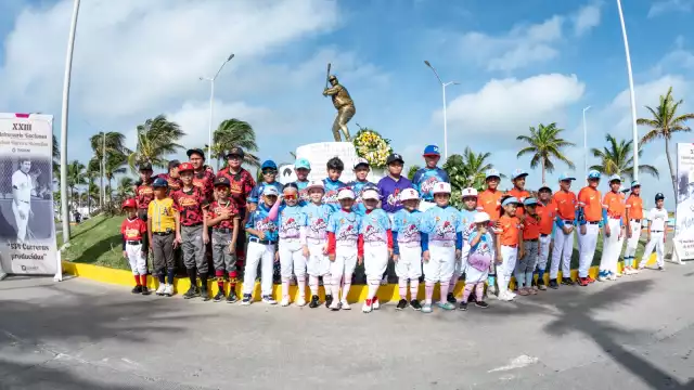 Niñas, niños y jóvenes amantes del béisbol estuvieron presentes en el homenaje.