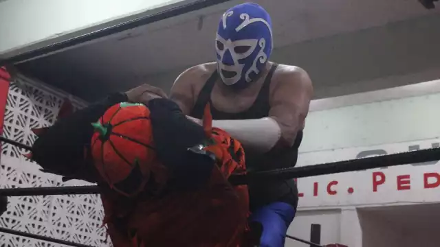 Huracán hizo sufrir a Halloween contra el encordado del cuadrilátero.