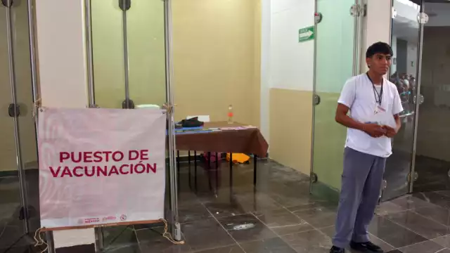 Campeche, con más casos de sarampión en el sur, instala puesto de vacunación en aeropuerto