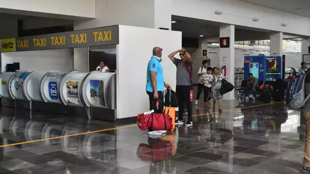 Los jugadores de los Piratas de Campeche llegaron al Aeropuerto Internacional de Campeche tras un enfrentamiento en Querétaro.