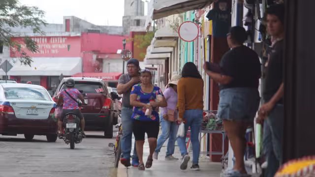 Los compradores llevan lo indispensable luego de buscar ofertas.