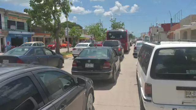 El tránsito vehicular se vio afectado en varias avenidas de la ciudad.