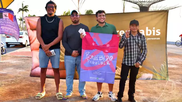 Los jóvenes activistas se manifestaron pacíficamente en el malecón de la ciudad.