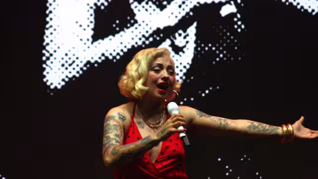 Mon Laferte canta en la Gran Plaza en el Centro Histórico de Mérida.