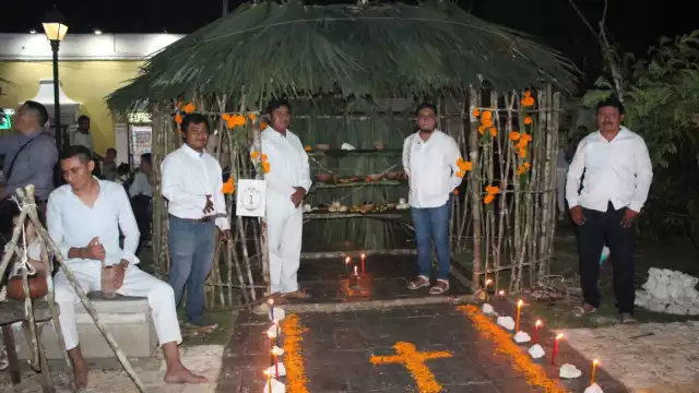 Los jueces evaluaron el contenido y elementos tradicionales de cada altar.
