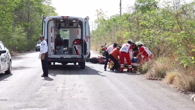 Motociclista impacta contra borrego en Calkiní y es trasladada de urgencia al hospital