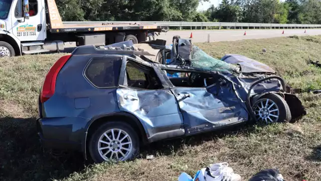 Una familia de cuatro personas sufrió una volcadura tras estallar un neumático en su camioneta
