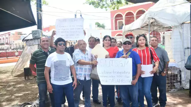 Integrantes del Sindicato Único de Trabajadores del Servicio del Gobierno Municipal (S.U.T.S.G.M.)