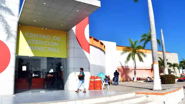 Cientos de campechanos acuden al CAM para separar espacios y adquirir boletos del Carnaval de Campeche 2025