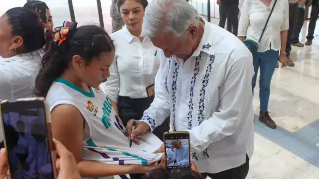 AMLO llega la estación del Tren Maya en Mérida