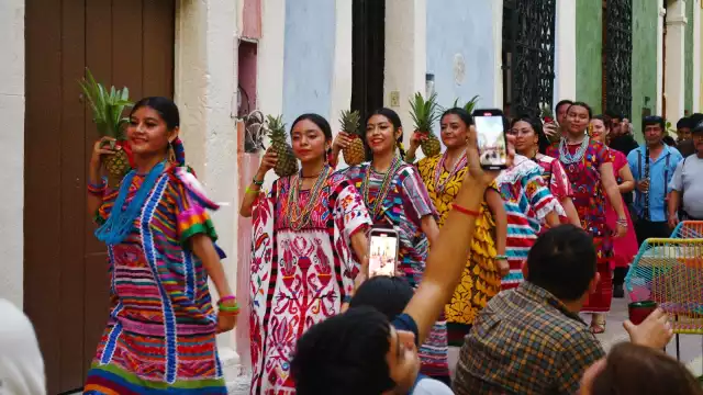 La Guelaguetza deleitó al público.