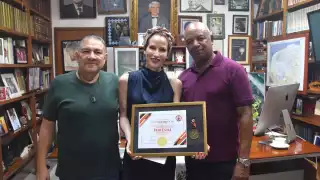 Club Titanes Mérida reconoce a Alicia Menéndez Figueroa, directora de POR ESTO!, por su apoyo al deporte yucateco