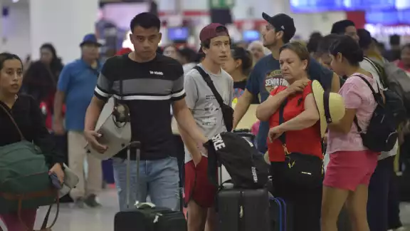 El Visitax consiste en un cobro de 224 pesos mexicanos, aproximadamente $10 dólares, que deben de pagar los turistas extranjeros que ingresan al estado El Visitax consiste en un cobro de 224 pesos mexicanos, aproximadamente $10 dólares, que deben de pagar los turistas extranjeros que ingresan al estado
