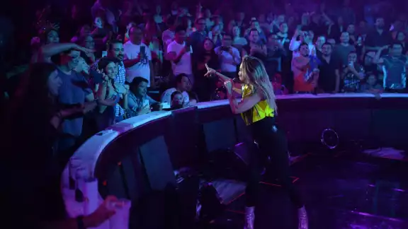 Fey ofreció un concierto de pop electrónico en el palenque de la Feria