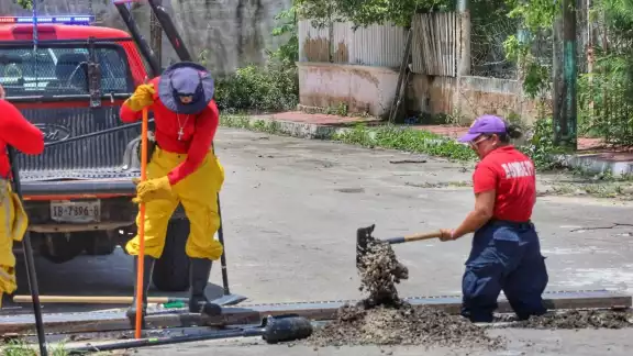 Personal del SEMAR y el ayuntamiento participaron en las tareas de limpieza Personal del SEMAR y el ayuntamiento participaron en las tareas de limpieza