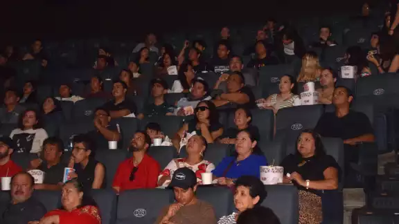 Familiares y amigos de los cineastas disfrutaron de las creaciones en la sala.
