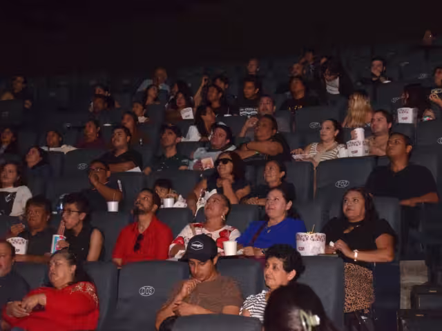 Familiares y amigos de los cineastas disfrutaron de las creaciones en la sala.